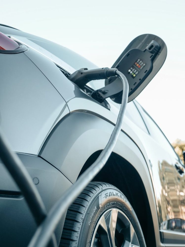 um carro elétrico carregando