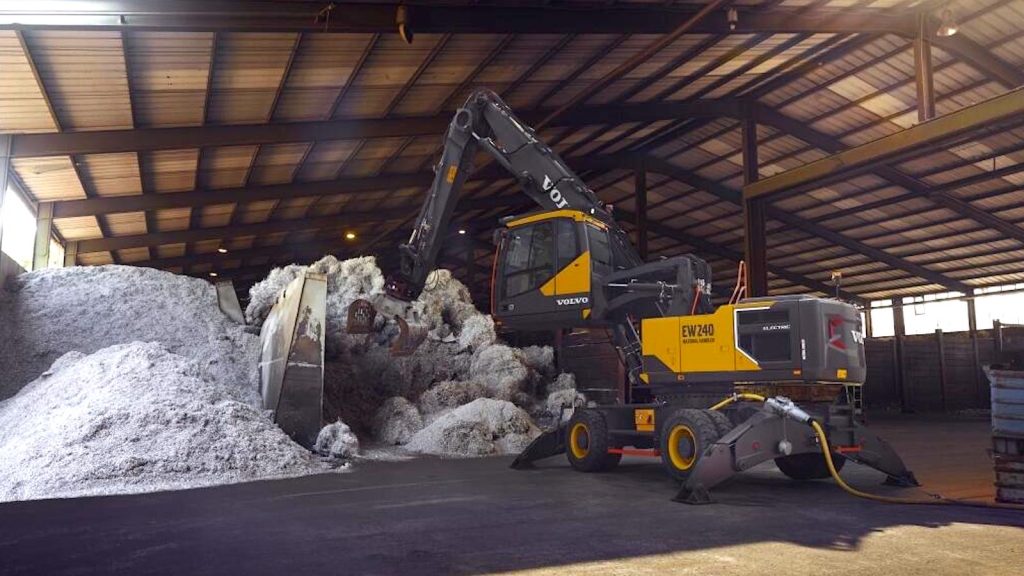 Manipulador elétrico de materiais Volvo EW240; via Volvo.