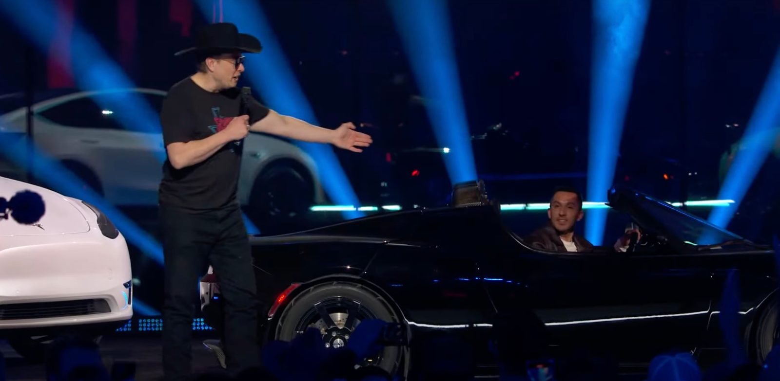 Omead Afshar com Elon Musk no Tesla Cyber ​​Rodeo