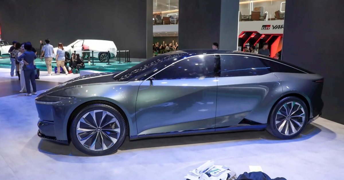 Toyota apresenta novo bZ7 EV, um sedã elétrico surpreendentemente elegante  - Eletrizados