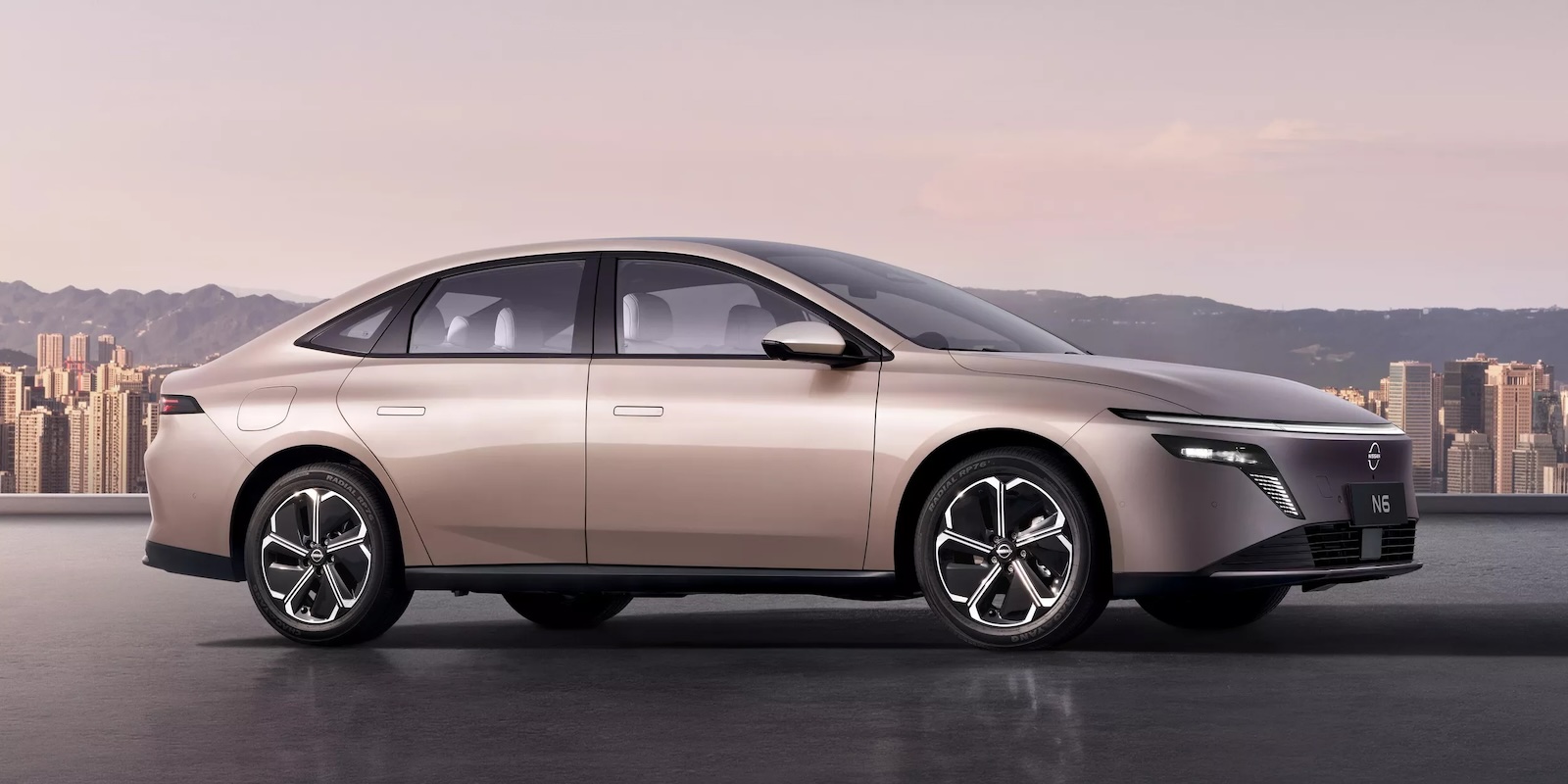 O novo sedã híbrido da Nissan é tão grande quanto um Altima para milhares de pessoas a menos que um Versa